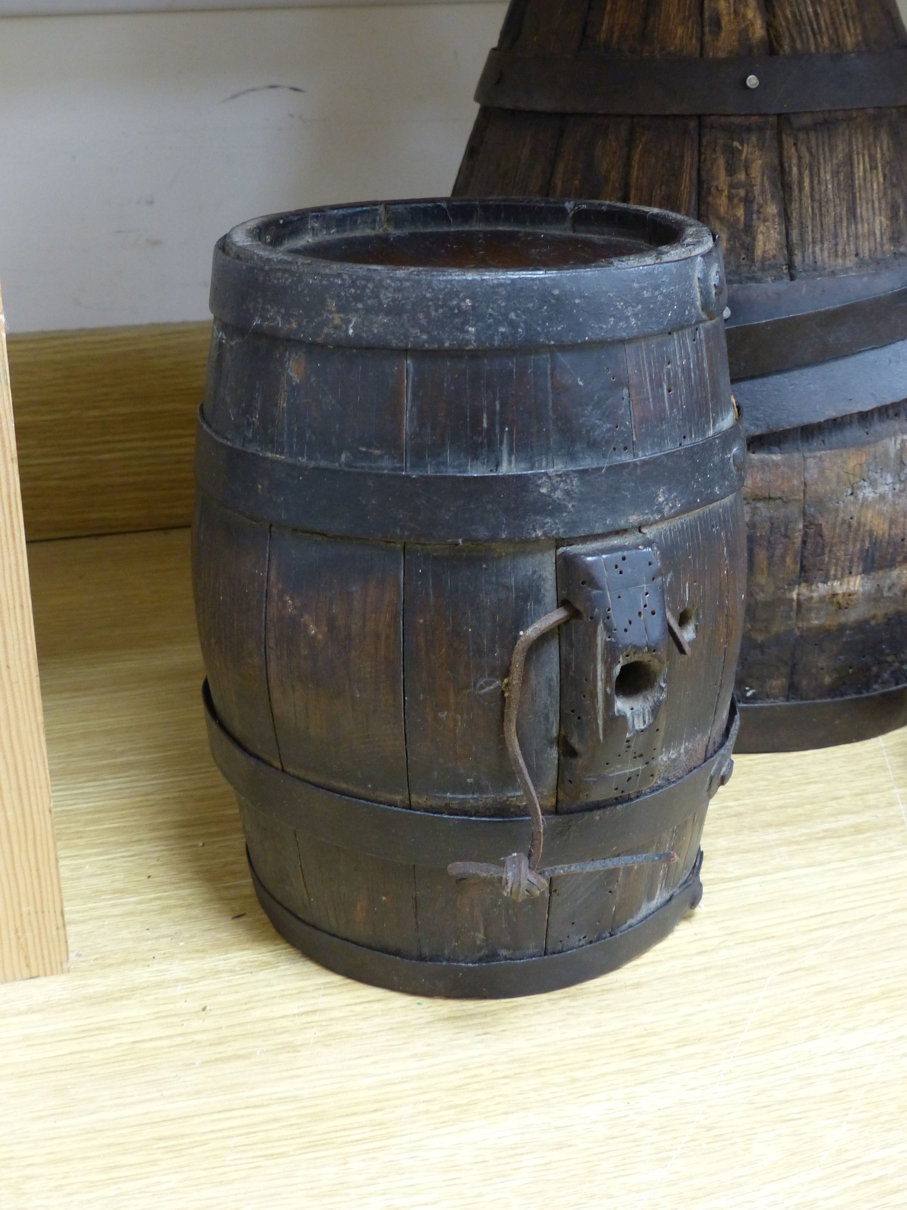 A jug, a barrel and a dog cask (3)